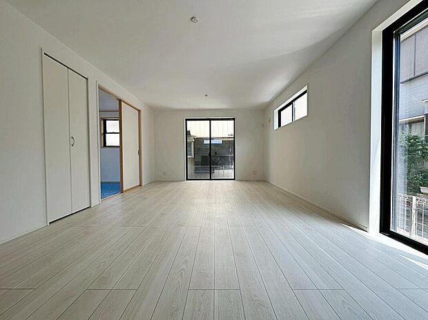 ☆Living　Room☆
広くて明るいＬＤＫ♪心地の良い光が全体を包みます！ また、くつろげるリビングが広く確保されているため、ご家族皆様の笑顔が溢れます。