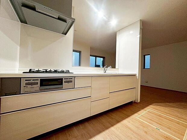 ☆Systemkitchen☆
収納力豊富な爽やかなシステムキッチンを用意しております。床下収納もございますので、キッチンスペースをすっきりとお使い頂けます。