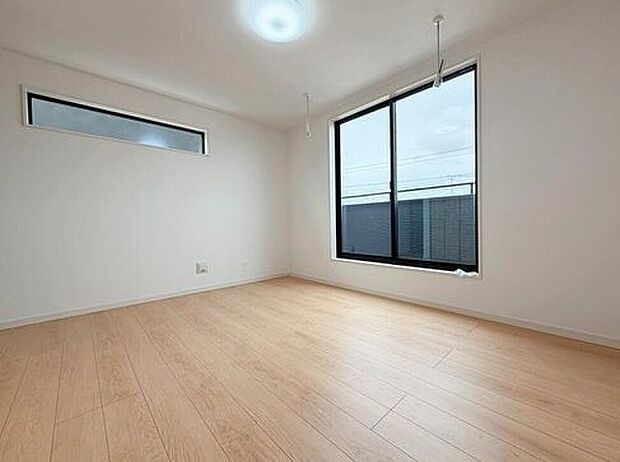 ☆Bedroom☆
2面採光です。光を取り入れやすのはもちろんですが、建物全体の窓の数も増えておりますので、換気性能に優れた物件です。窓を開ければ家中を気持ちの良い風が通り抜けます。