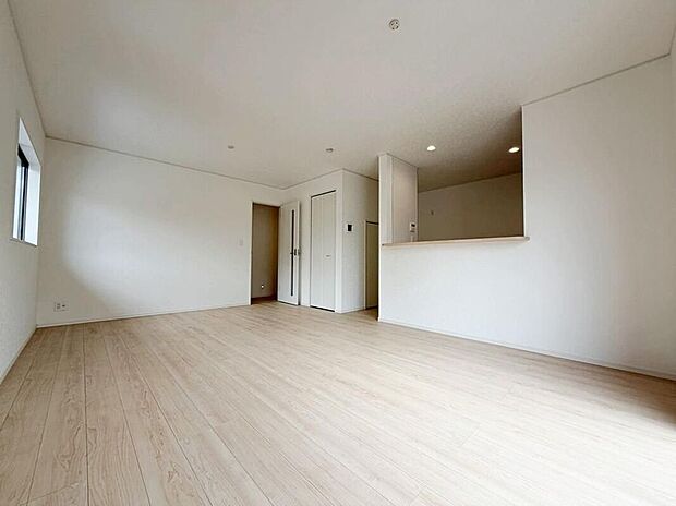 ☆Living　Room☆ダイニングスペースを広めに設けたので5脚や6脚のダイニングテーブルも置けそうです！