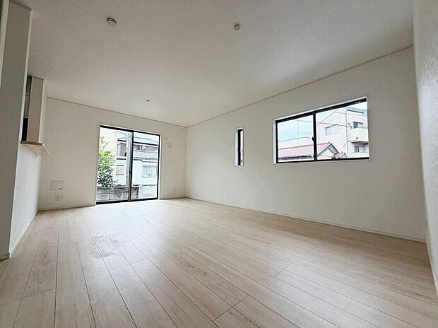 ☆Living　Room☆広くて明るいＬＤＫ♪心地の良い光が全体を包みます！ また、くつろげるリビングが広く確保されているため、ご家族皆様の笑顔が溢れます。