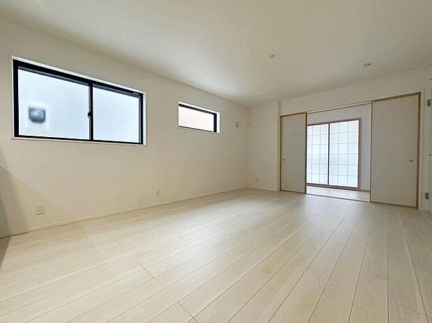 ☆Living Room☆広くて明るいLDK♪心地の良い光が全体を包みます! また、くつろげるリビングが広く確保されているため、ご家族皆様の笑顔が溢れます。