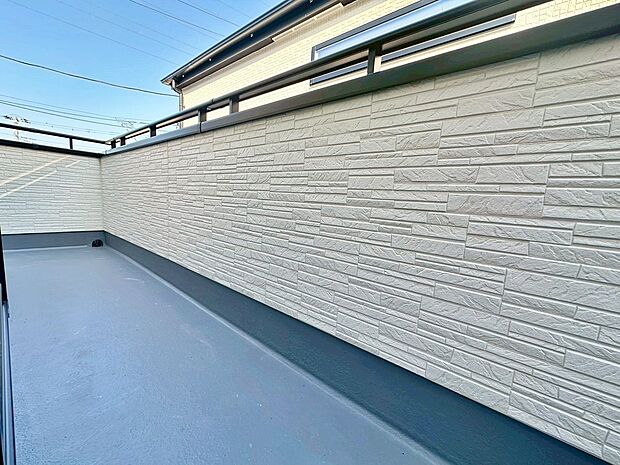 【☆Balcony☆】南に面したバルコニーは陽当たり良好♪目の前を遮る建物もないので解放感がございます。ワイドタイプなのでたくさんのお洗濯物も一気に干すことができますよ!