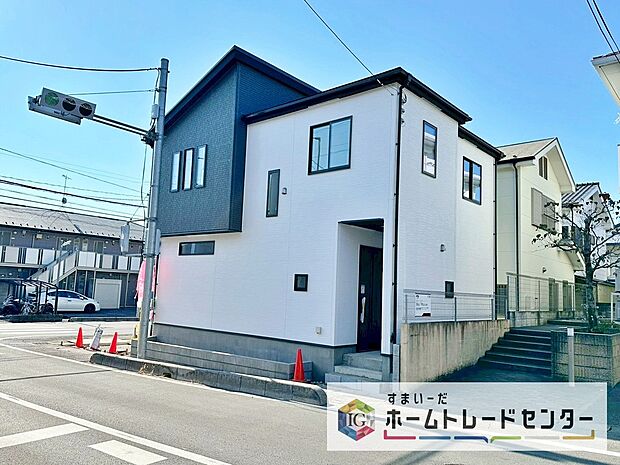 【現地外観写真】一戸建ての大きなメリットは、「自分の土地」を自由に使えること。好きなペットが飼えるほか、ガーデニングやＤＩＹ、車やバイクの手入れなど様々な趣味を楽しめます♪