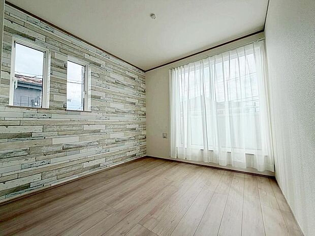 【リビング以外の居室】2面採光を確保した明るい室内は、風通しも良く、大変居心地の良い空間となっております。爽やかな風を感じて起きる朝は、快適生活の始まりに！