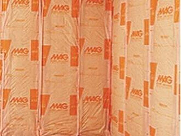 【マイスターが貼るグラスウール断熱材】現場管理者や職人さんに、ガラス繊維協会の実践するマイスター認定の取得を奨励し、断熱材自体の貼りやすさの研究も行い、キレイに貼りやすい断熱材の開発と貼り方の施工技術を構築し、実践しています。
