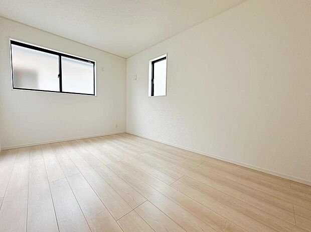 【リビング以外の居室】2階のお部屋です。光を取り入れやすのはもちろんですが、建物全体の窓の数も増えておりますので、換気性能に優れた物件です。窓を開ければ家中を気持ちの良い風が通り抜けます。