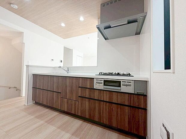 【キッチン】対面キッチンですので、お食事の準備をしながらご家族との会話を楽しめます。広くて明るいキッチンは大変使いやすくなっております。