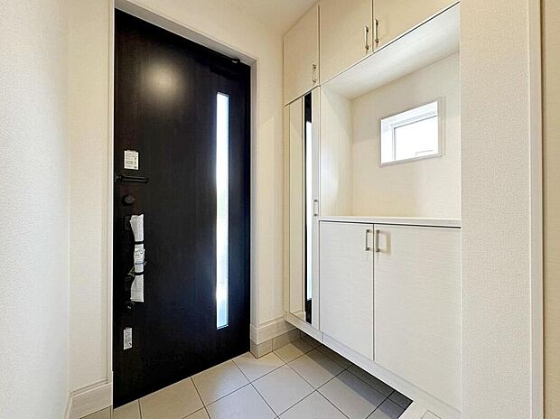 【玄関】こちらが玄関です。お客様の訪問時に建物の中で一番先に目に入る場所です。大型シューズボックスも備え付けてあり、ご家族皆様の靴もゆったり入ります。