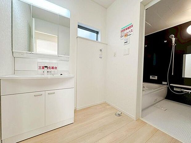 【洗面台・洗面所】合わせ鏡が可能な3面鏡です。朝の忙しい時間でもの身だしなみのチェックもここだけで完結できます。もちろん鏡の後ろは充分な収納力を持った収納となっており、視界に入る部分はスッキリと片付きます。