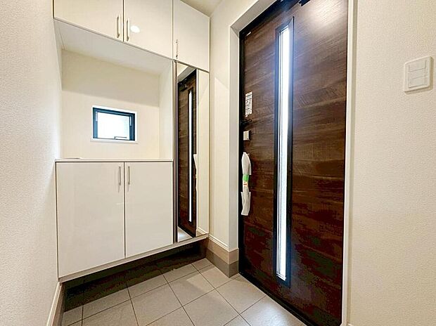 【玄関】こちらが玄関です。お客様の訪問時に建物の中で一番先に目に入る場所です。大型シューズボックスも備え付けてあり、ご家族皆様の靴もゆったり入ります。