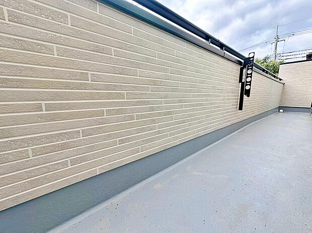 【バルコニー】南に面したバルコニーは陽当たり良好♪目の前を遮る建物もないので解放感がございます。ワイドタイプなのでたくさんのお洗濯物も一気に干すことができますよ！