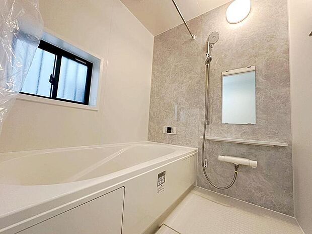 【浴室】窓付きのバスルーム。陽射し差し込む明るい環境は、日中の入浴も気持ち良くお使い頂けそうです。