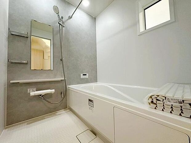 【浴室】窓付きのバスルーム。陽射し差し込む明るい環境は、日中の入浴も気持ち良くお使い頂けそうです。

