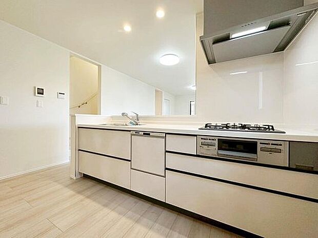 【キッチン】収納力豊富な爽やかなシステムキッチンを用意しております。床下収納もございますので、キッチンスペースをすっきりとお使い頂けます。