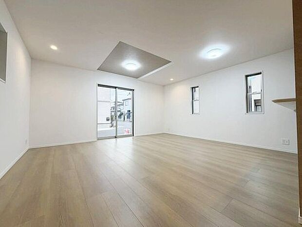 【リビング】会話はずむ対面キッチン！ダイニングスペースを広めに設けたので5脚や6脚のダイニングテーブルも置けそうです！

