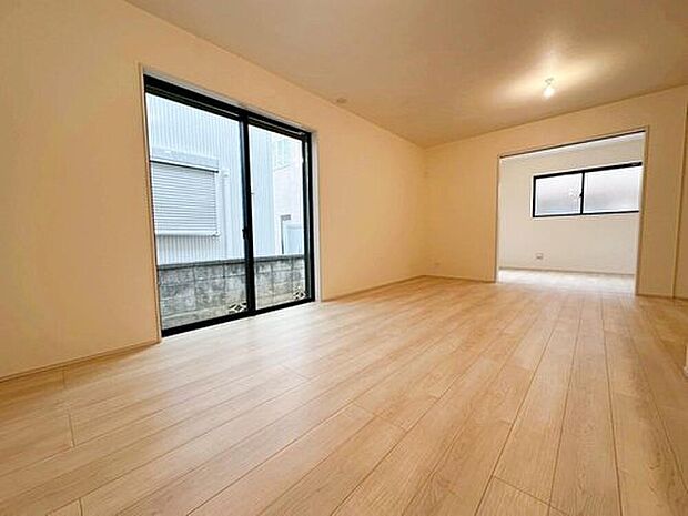 【リビング】キッチンからはリビングの全体が見渡せて、お料理しながら家族の様子が見渡せます♪カウンターは少し高くなってますので、手元が隠れて来客からは見えにくくなってます♪