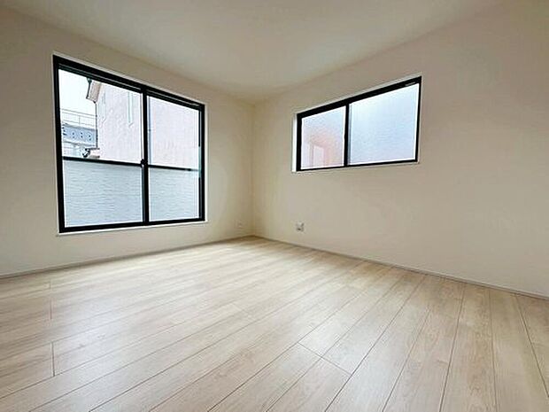 【リビング以外の居室】2面採光を確保した明るい室内は、風通しも良く、大変居心地の良い空間となっております。爽やかな風を感じて起きる朝は、快適生活の始まりに！