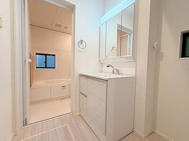 【洗面台・洗面所】洗面所にしっかりとしたゆとりを持たせることで、普段の生活のストレスにつながります。朝の準備に洗濯物の取り回し、浴室出入りや着替えなど、機能性が求められる場所です。