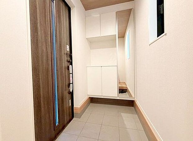 【玄関】大型のシューズボックスをご用意しておりますのでたくさんの履物もすっきりと収納することができます！姿見付きでお出かけ前の身だしなみ確認にも便利にご利用頂けます♪