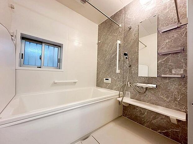 【浴室】入浴するときの姿勢にこだわったスクエアバス。半身浴など、ゆったりと疲れを癒すことができます☆家事を頑張るママに嬉しい追い炊き＆浴室乾燥機付き。

