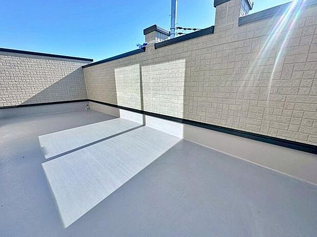 【バルコニー】南に面したバルコニーは陽当たり、解放感共に良好です♪たくさんの洗濯物も一気に干せるワイドタイプも嬉しいですね！

