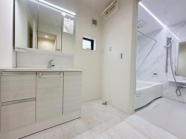 【洗面台・洗面所】白を基調とした高級感のあるサニタリースペース。収納たっぷりの三面鏡に陽の光差し込む明るい空間で、毎日の身支度も気持ち良くお使い頂けます。

