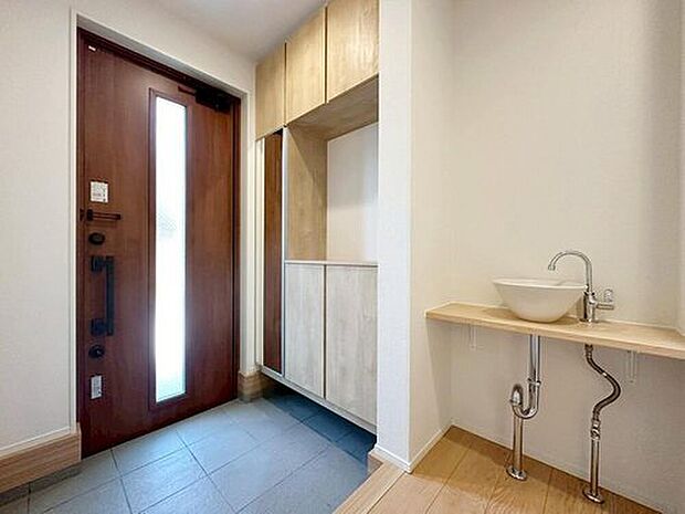 【玄関】こちらが玄関です。お客様の訪問時に建物の中で一番先に目に入る場所です。大型シューズボックスも備え付けてあり、ご家族皆様の靴もゆったり入ります。