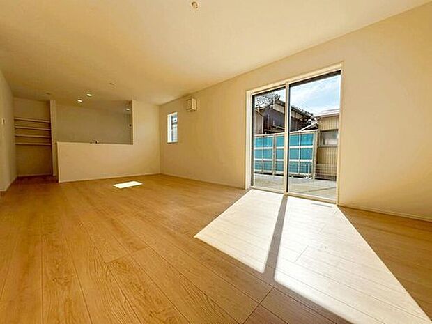 【リビング】明るい陽射しが差し込み、会話のはずむ対面キッチン！ダイニングスペースを広めに設けたので5脚や6脚のダイニングテーブルも置けそうです！

