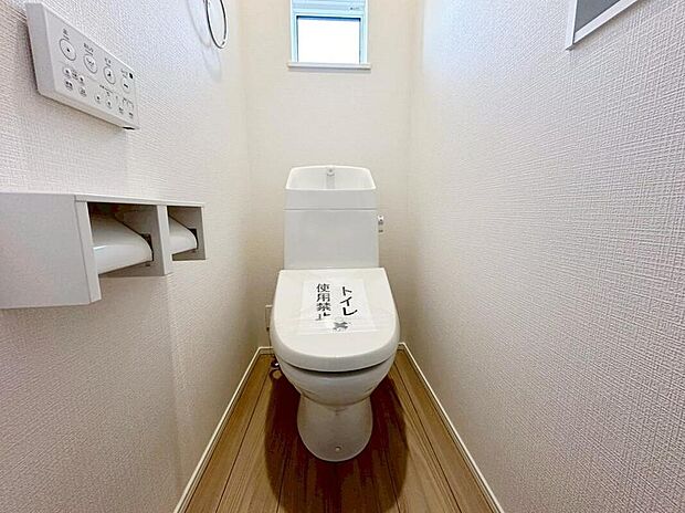 【トイレ】人気の洗浄機能付きのお手洗いです。気になる換気面も窓が設置されている為、綺麗な空気をしっかり取り込むことができます。清潔感のある明るい空間にしました。