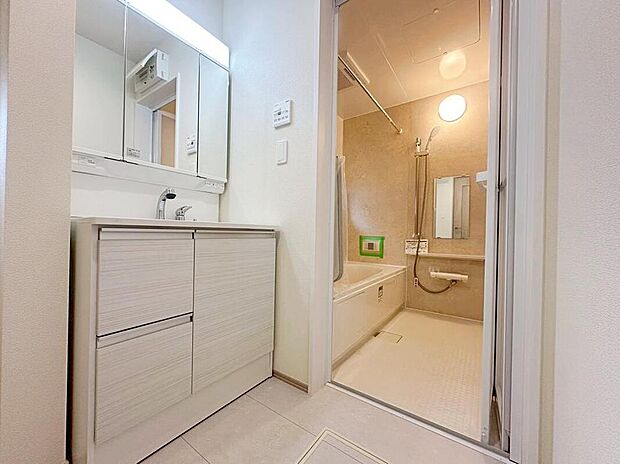 【洗面台・洗面所】白を基調とした爽やかなサニタリースペース。収納たっぷりの三面鏡に陽の光差し込む明るい空間で、毎日の身支度も気持ち良くお使い頂けます。