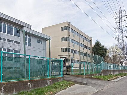 さいたま市立七里中学校 550m(徒歩7分)