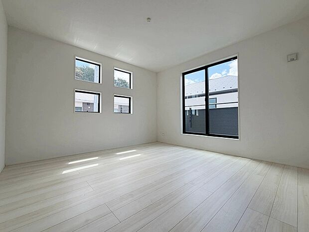【洋室】主寝室や子供部屋、リモートワーク部屋など多用途に対応。日当たりが良く、明るい室内環境です。