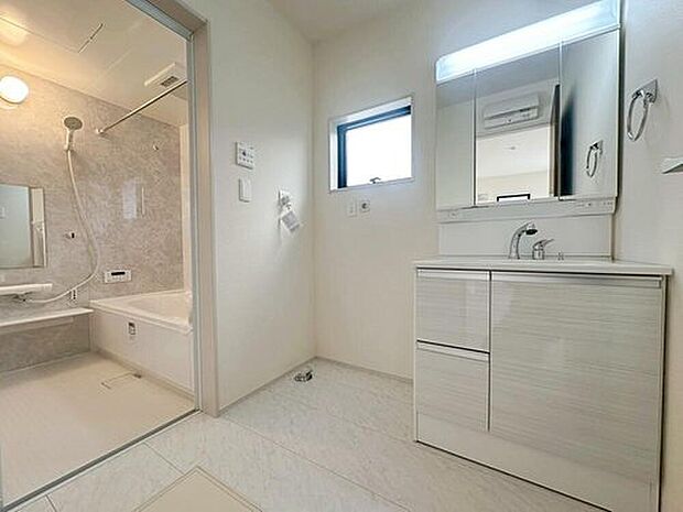 【洗面台・洗面所】白を基調とした清潔感のある洗面所スペース。洗面台は人気の三面鏡仕様。使い勝手の良さはもちろん、鏡の裏が収納になっており見える範囲をスッキリとすることができます。