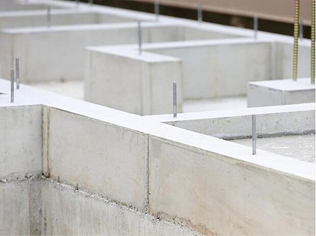 【安心を支える「鉄筋入りコンクリートベタ基礎」】ベタ基礎は地面全体を基礎で覆うため、建物の加重を分散して地面に伝えることができ、不同沈下に対する耐久性や耐震性を向上することができます。