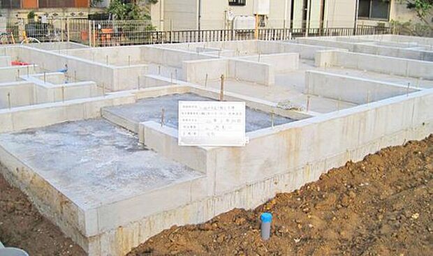 【【ベタ基礎】】面で支える耐震性のあるベタ基礎。また、基礎幅150mmと基準値の120mmよりも厚くし、より地震に強い住まいを実現できます。