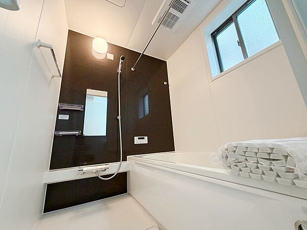 【浴室】落ち着いたシックなカラーパネルが印象的な、清潔感のあるゆったりとした浴室。
