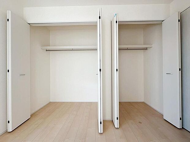 【収納】季節を問わずたっぷり収納ができるクローゼットを備えています。広い収納やママに嬉しい家事動線など工夫がたくさん！