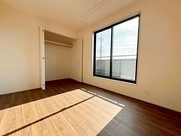 【リビング以外の居室】2階の居室はすべて２面採光で、日当たり良好です☆バルコニーのある部屋は大きな窓から日差しを取り込み、お昼寝したくなる温かさ♪