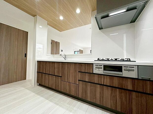 【☆System　Kitchen☆】キッチンからのママ目線はコチラ♪キッチンは開放感もありリビング全体が見渡せますね♪広くて明るいキッチンは大変使いやすくなっております。