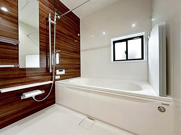 【☆System　Bath☆】窓付きのバスルーム。陽射し差し込む明るい環境は、日中の入浴も気持ち良くお使い頂けそうです。