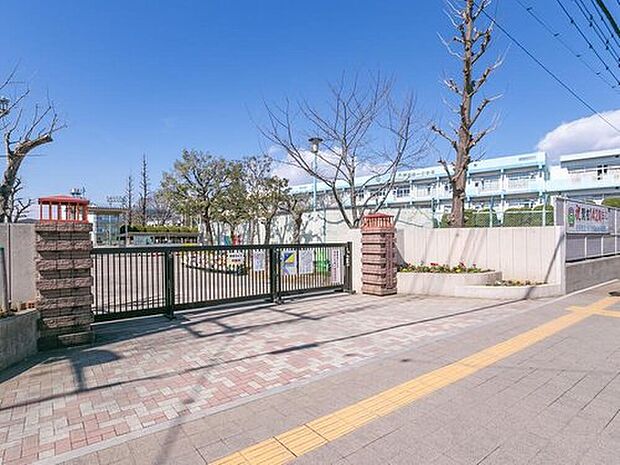 戸田市立戸田第一小学校（約550m）