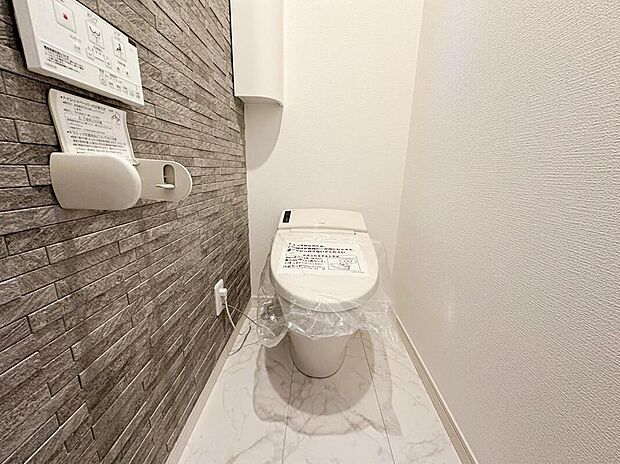【トイレ】建物内のプライベート空間、お手洗い。落ち着く色合いで清潔感を感じます。窓付きで気になる空気の入れ替えもできますよ。