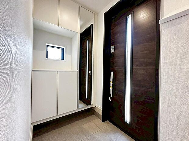 【☆Entrance☆】玄関に備え付けのシューズボックス。中は稼働棚で大容量の収納力です。ご家族の履物もすっきり収納できます♪片付けが楽になる豊富な収納は、日々のストレス軽減にもつながります。