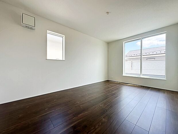 【洋室】☆Bedroom☆
2面採光を確保した明るい室内は、風通しも良く、大変居心地の良い空間となっております。爽やかな風を感じて起きる朝は、快適生活の始まりに!
