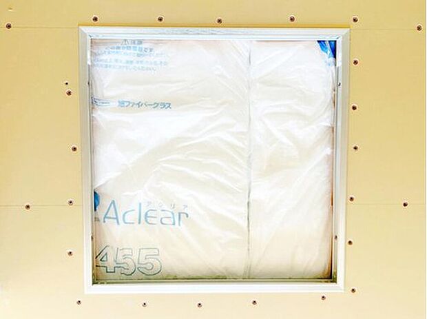 【夏涼しく、冬暖かい「断熱材」】床・天井・壁の隙間に断熱材を入れることで、外部との断熱性・室内の保温性を高め、快適な居住空間を保ちます。

