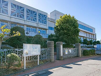 川口市立安行東中学校 1650m(徒歩21分)