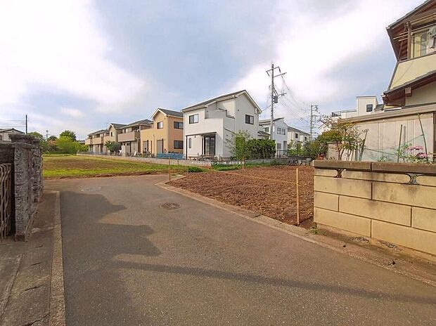 【前面道路含む現地写真】住宅性能表示を全棟取得！お客様のすまいと安全を守る大切な住宅だからこそ、実際の建物の作りと安心感をぜひ現地にてご体感ください！ご見学予約受付です！
