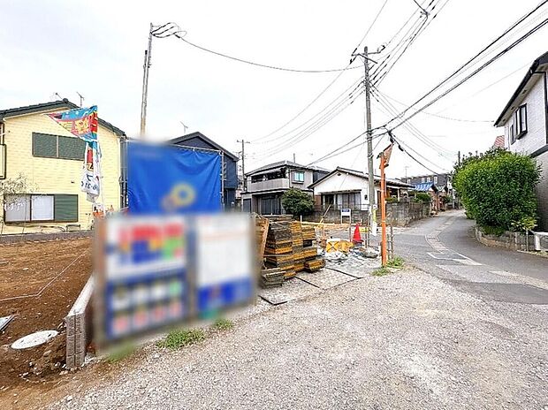 【前面道路含む現地写真】ゆとりある角地のため明るく開放感に溢れた好立地です！お車の出し入れもラクラク♪周辺は交通量の少ない生活道路なので、小さなお子様がいても安心♪