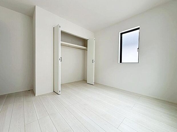 【収納】各居室に収納を完備しております収納が豊富な住宅は居室空間がしっかりと使えるので暮らしやすさが断然に上がります。荷物をを気にすることなく家具の配置をお好み通りにできるのも大きな魅力です。